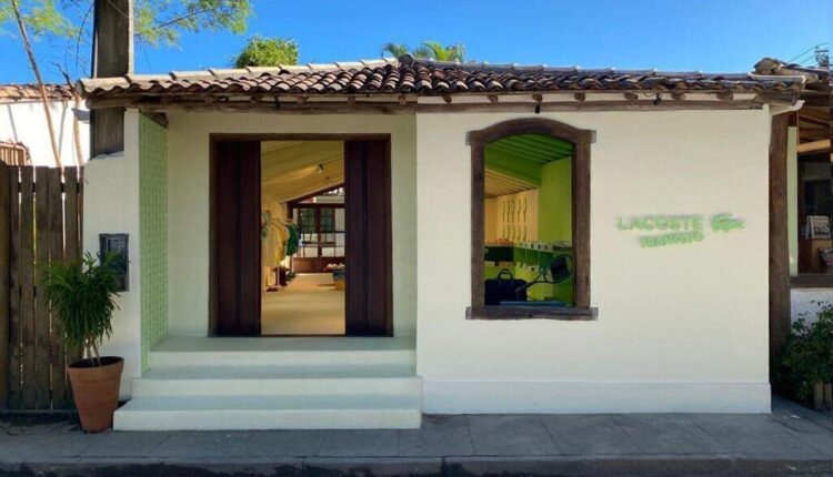 Lacoste abre uma loja pop-up pra lá de charmosa em Trancoso, confira aqui!
