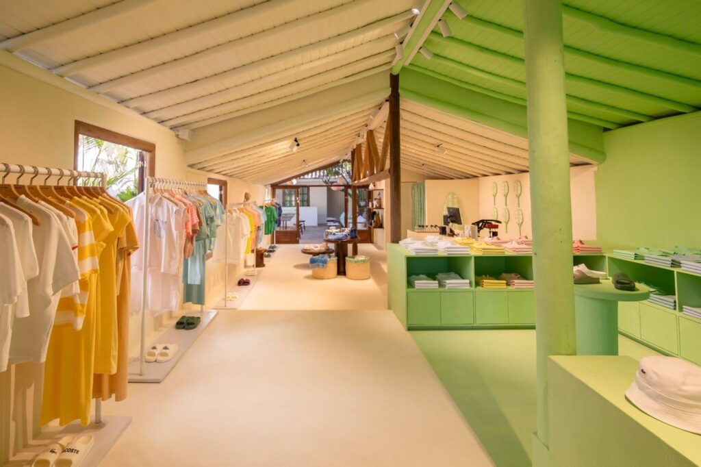 Lacoste abre uma loja pop-up pra lá de charmosa em Trancoso, confira aqui!