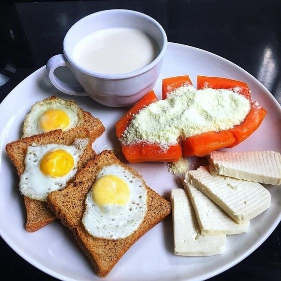 Mamão com Ovos e Pão - Café da manhã proteico