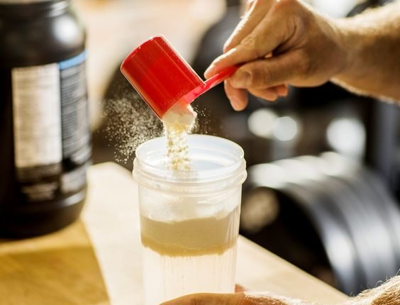 Whey Protein não é só pra maromba! Suplemento é aliado do envelhecimento saudável, confira