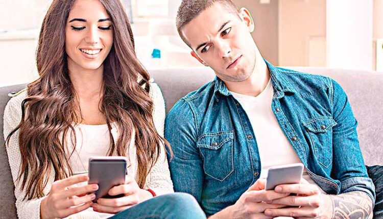 Senhas das redes sociais compartilhadas: amor ou obsessão?