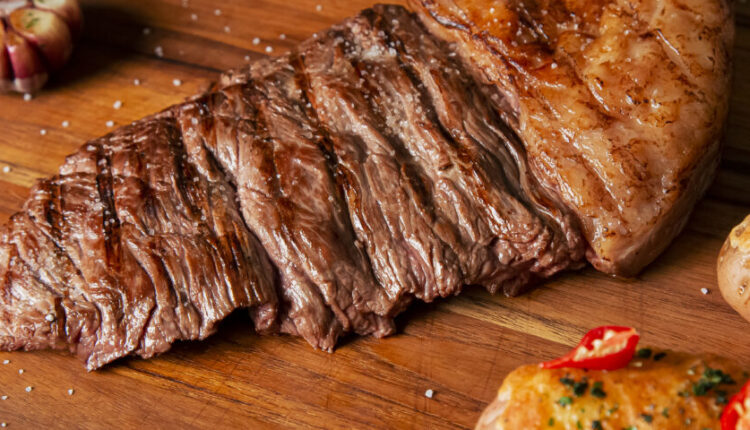 RECEITA INCRÍVEL: Churrasco de Fraldinha na Brasa com Batatas Recheadas! 😋