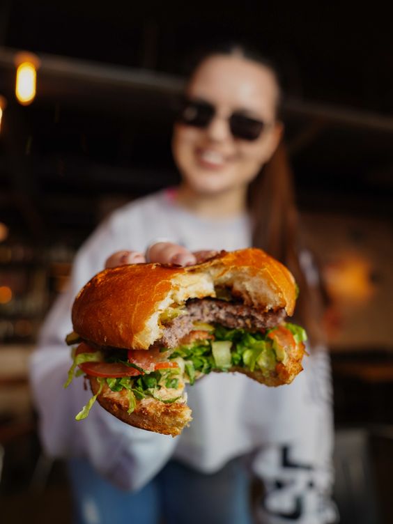 Aprenda a criar 1 HAMBÚRGER CASEIRO PERFEITO! 🍔🍟