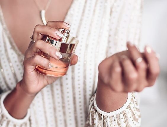 ALTA FIXAÇÃO NA PELE: 7 Perfumes Femininos que Duram 24h na pele, confira!