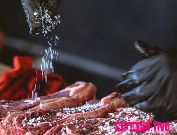 Este é o Jeito Certo de Salgar a Carne para Deixá-la Suculenta: Um Guia Passo a Passo para o Churras