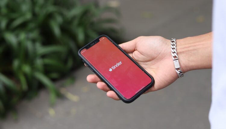imagem de uma mão segurando um celular com a tela do Tinder, um dos aplicativos de relacionamento mais usados