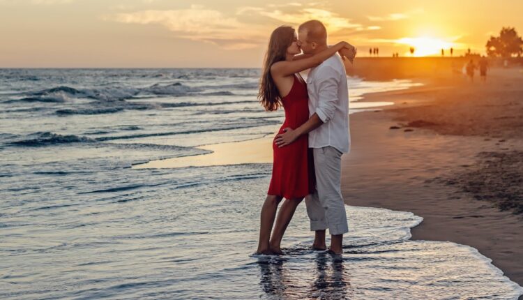 imagem de casal na praia após uma pessoa conquistas um crush em uma das 10 melhores cidades do Brasil