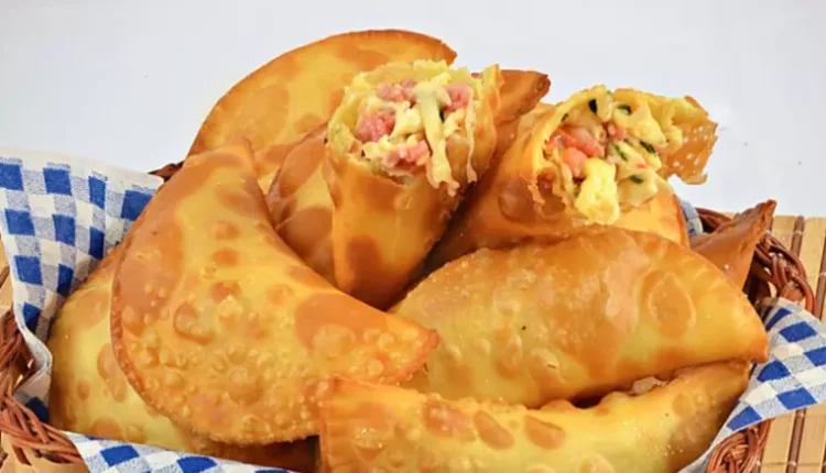 Pastel de Linguiça Toscana e Queijo Coalho: Uma Delícia do Churrasco em Forma de Petisco