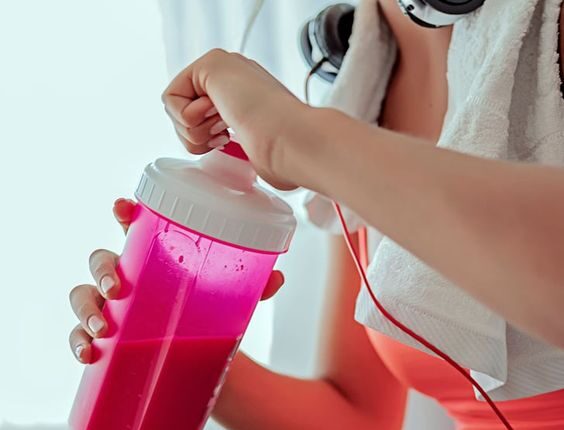 CURIOSIDADE do Whey Protein: Precisa treinar e malhar para tomar? Confira aqui!