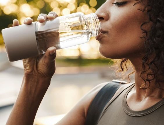 Quantos Litros de Água Você Realmente Deve Beber por Dia? (Descubra Agora) - 6 dicas práticas para VOCÊ!