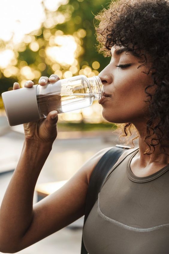 Quantos Litros de Água Você Realmente Deve Beber por Dia? (Descubra Agora) - 6 dicas práticas para VOCÊ!