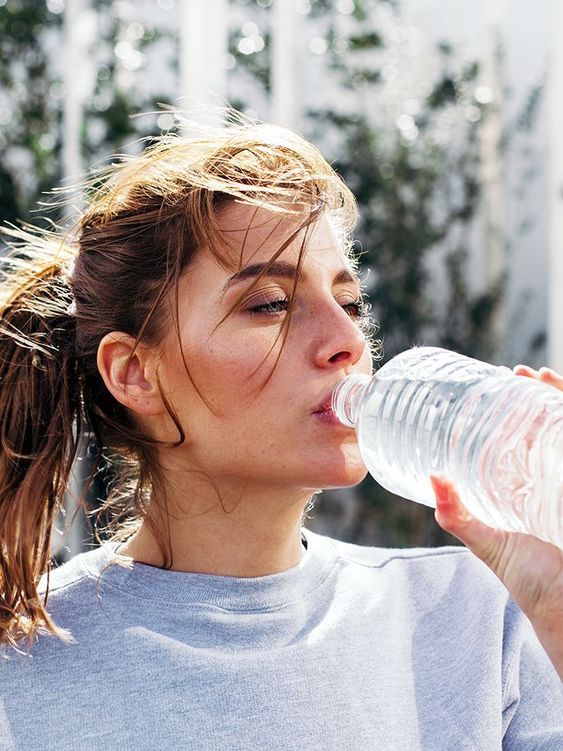 Quantos Litros de Água Você Realmente Deve Beber por Dia? (Descubra Agora) - 6 dicas práticas para VOCÊ!