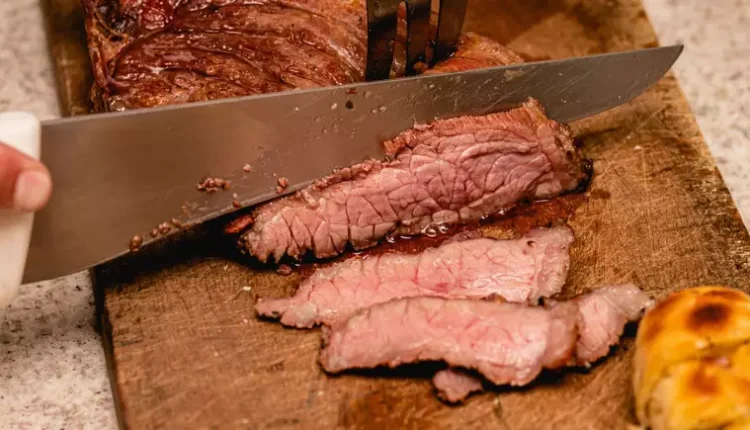 Descubra o Segredo para Cortar Carne Perfeitamente: Dicas para um Sabor Inigualável!