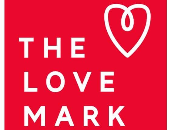 LOVEMARK: O que é e como construir uma marca que as pessoas amam?