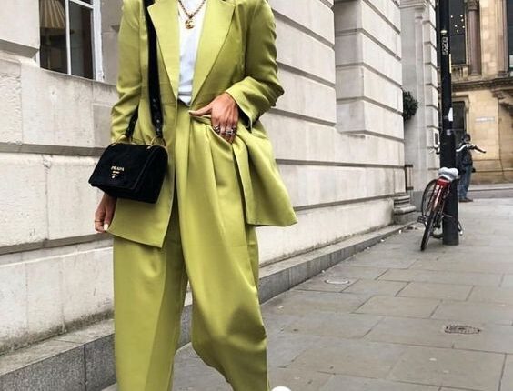 5 LOOKS COM TÊNIS BRANCO: Looks Incríveis com Tênis Branco para Testar Neste Outono, confira