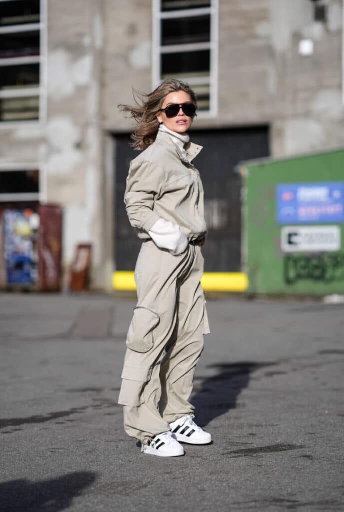 5 LOOKS COM TÊNIS BRANCO: Looks Incríveis com Tênis Branco para Testar Neste Outono, confira