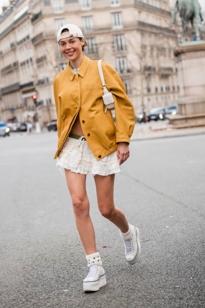 5 LOOKS COM TÊNIS BRANCO: Looks Incríveis com Tênis Branco para Testar Neste Outono, confira