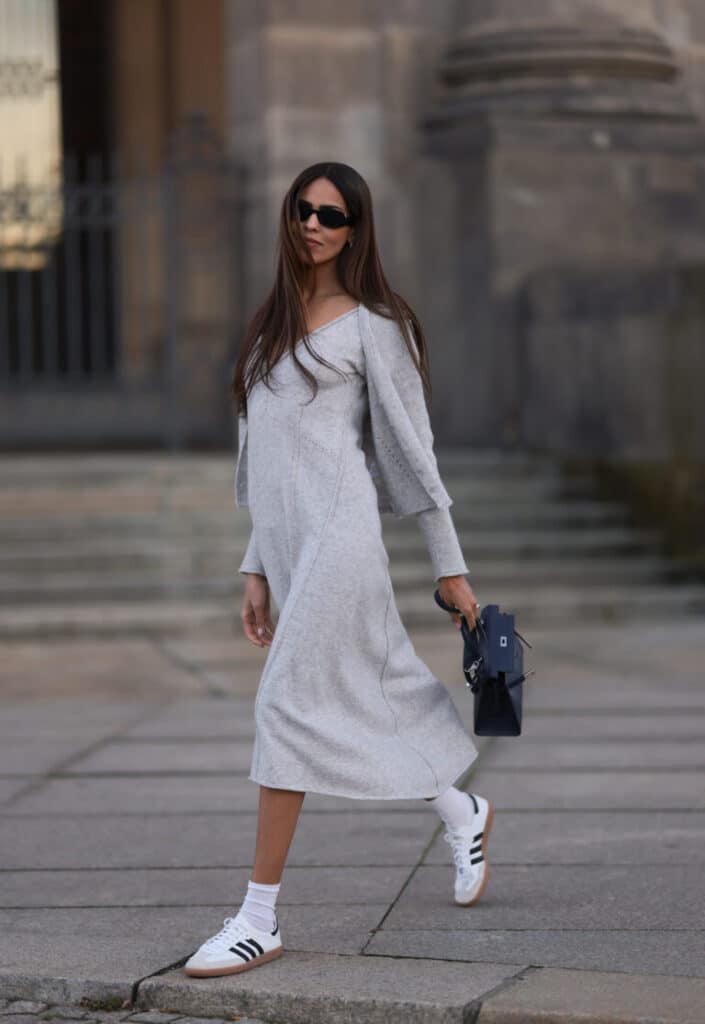 5 LOOKS COM TÊNIS BRANCO: 5 Looks Incríveis com Tênis Branco para Testar Neste Outono, confira